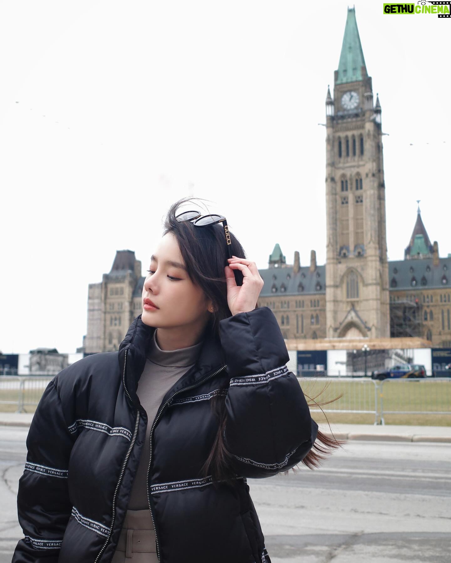 Chanidapa Pongsilpipat Instagram - Ottawa เป็นเมืองหลวงของ Canada ที่สวย สงบ คนน้อย รถไม่ติดด้วย 🇨🇦 #parliamenthill #eastblock #westblock #ottawa #capitalcityofcanada #canada #ChaniInCA #RicohGRIII #versace #gucci #toryburch