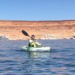 Chanidapa Pongsilpipat Instagram - พายเรือ Kayak ครั้งแรก 🛶 ที่ Lake Powell ท่ามกลางแดดแรงแสบผิวมาก ถือเป็นประสบการณ์ใหม่ที่ไม่เคยทำ ท่าพายคือดูไม่ได้ แต่พายไป-กลับ 1 ชม.ได้ถือว่ารอด หลังพายคือปวดแขน ปวดหลัง ปวดไหล่สุดๆ 😅 ค่าเสียหาย 1 ชม. $109 ประมาณ 4,000 บาท #kayak #kayaking #lakepowell #coloradoriver #arizona #USA #ChaniInUSA #RicohGRIII #ysl #moncler