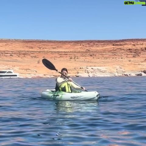 Chanidapa Pongsilpipat Instagram - พายเรือ Kayak ครั้งแรก 🛶 ที่ Lake Powell ท่ามกลางแดดแรงแสบผิวมาก ถือเป็นประสบการณ์ใหม่ที่ไม่เคยทำ ท่าพายคือดูไม่ได้ แต่พายไป-กลับ 1 ชม.ได้ถือว่ารอด หลังพายคือปวดแขน ปวดหลัง ปวดไหล่สุดๆ 😅 ค่าเสียหาย 1 ชม. $109 ประมาณ 4,000 บาท #kayak #kayaking #lakepowell #coloradoriver #arizona #USA #ChaniInUSA #RicohGRIII #ysl #moncler