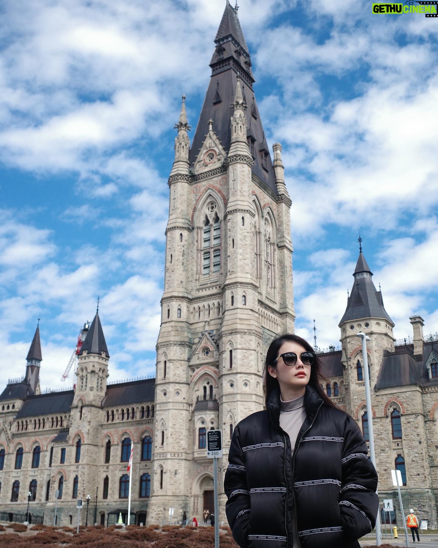 Chanidapa Pongsilpipat Instagram - Ottawa เป็นเมืองหลวงของ Canada ที่สวย สงบ คนน้อย รถไม่ติดด้วย 🇨🇦 #parliamenthill #eastblock #westblock #ottawa #capitalcityofcanada #canada #ChaniInCA #RicohGRIII #versace #gucci #toryburch