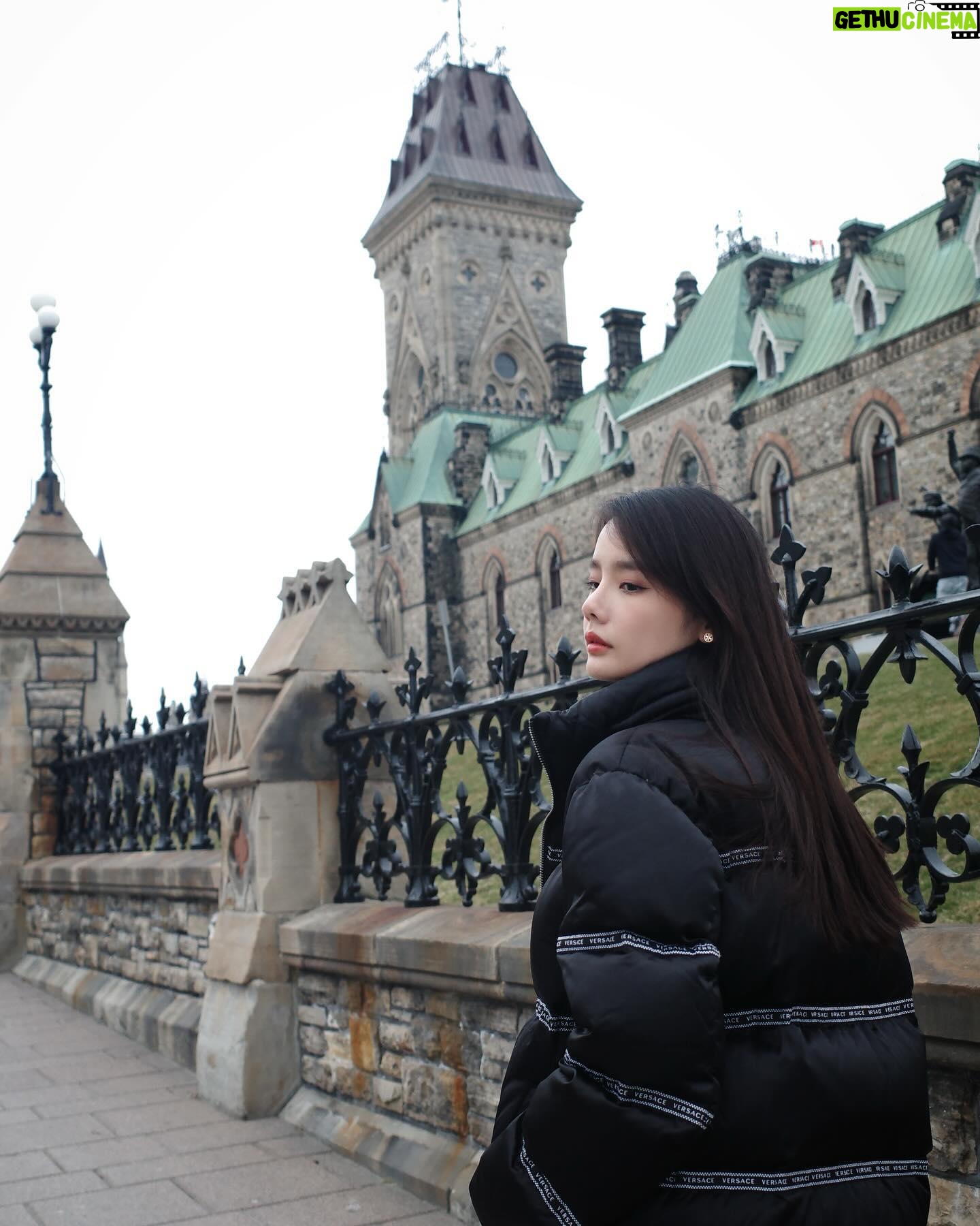 Chanidapa Pongsilpipat Instagram - Ottawa เป็นเมืองหลวงของ Canada ที่สวย สงบ คนน้อย รถไม่ติดด้วย 🇨🇦 #parliamenthill #eastblock #westblock #ottawa #capitalcityofcanada #canada #ChaniInCA #RicohGRIII #versace #gucci #toryburch
