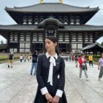 Chanidapa Pongsilpipat Instagram - ในวันที่ฝนปรอยๆ แต่คนก็ยังเยอะทุกที่ 🌦️🎎 #todaijitemple #greatbuddhahall #nara #japan #ChaniInAsia #FlatFF0634 #gucci