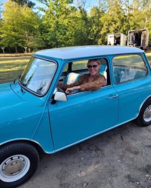 Chantal Ladesou Instagram - Ma voiture dans « Chasse Gardée »1 er jour de tournage
#camillelou #hakimjemili
#didierbourdon #thierrylhermitte
#fredericforestier #antoninfourlon
🤓😎🤓😎😀