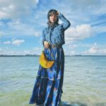 Chantalle Ng Instagram – Dive into style as deep as the ocean and as vast as the sky 🌊 

Explore the second drop of #PoloRalphLauren × #NaiomiGlasses, where vibrant hues meet traditional Navajo patterns. 

#RLArtistInResidence