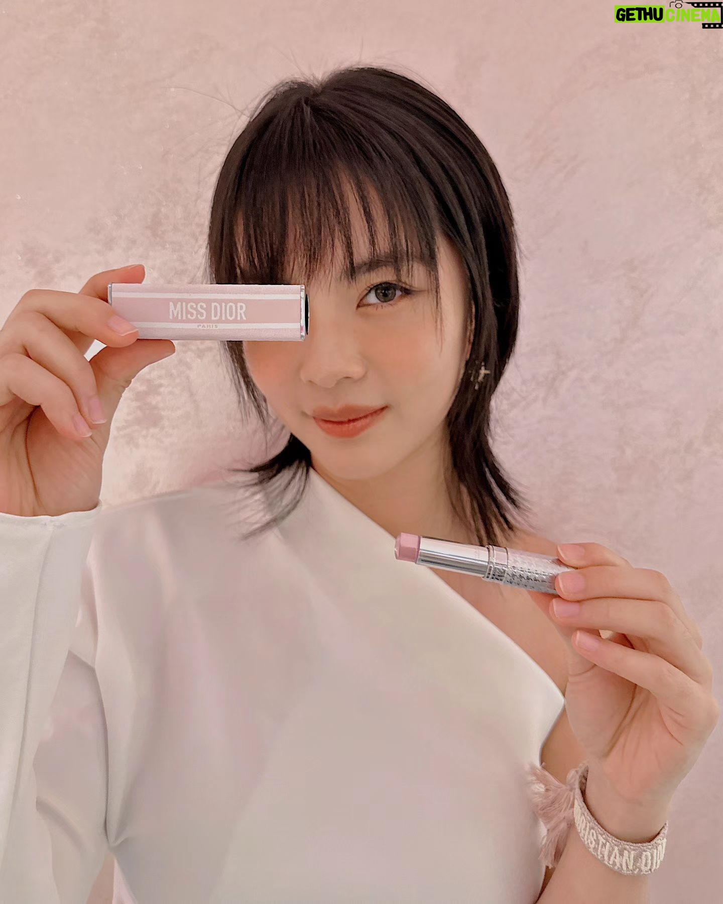 Chantalle Ng Instagram - Meet Miss Dior Mini Miss💕 A stylish on-the-go fragrance inspired by Christian Dior's couture legacy. With a touch of the iconic @dior houndstooth design, it's perfect for quick touch-ups, giving you a soft and beautiful scent. Shop Miss Dior Mini Miss Eau de Parfum and Blooming Bouquet at all Dior Beauty Boutiques, Counters and on the Dior Beauty Online Boutique 💖. @DIORBEAUTY @DIORBEAUTYLOVERS #MISSDIOR #MISSDIORMINIMISS #MINIMISSMAXIDIOR