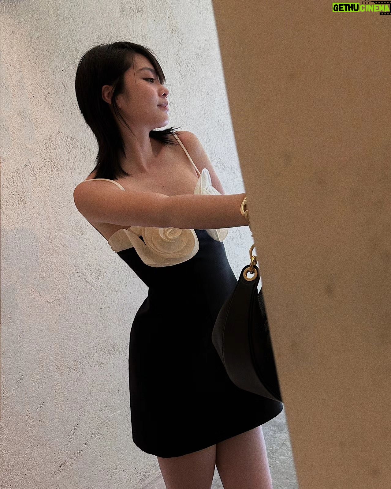 Chantalle Ng Instagram - Happiness is here with @maisonvalentino 🥰 Join me in watching the Valentino Le Salon Haute Couture show, January 25th, 2:30am SGT, live from Paris. #VALENTINOGARAVANI #VLogoMoonBag #ValentinoHauteCouture #ValentinoLeSalon