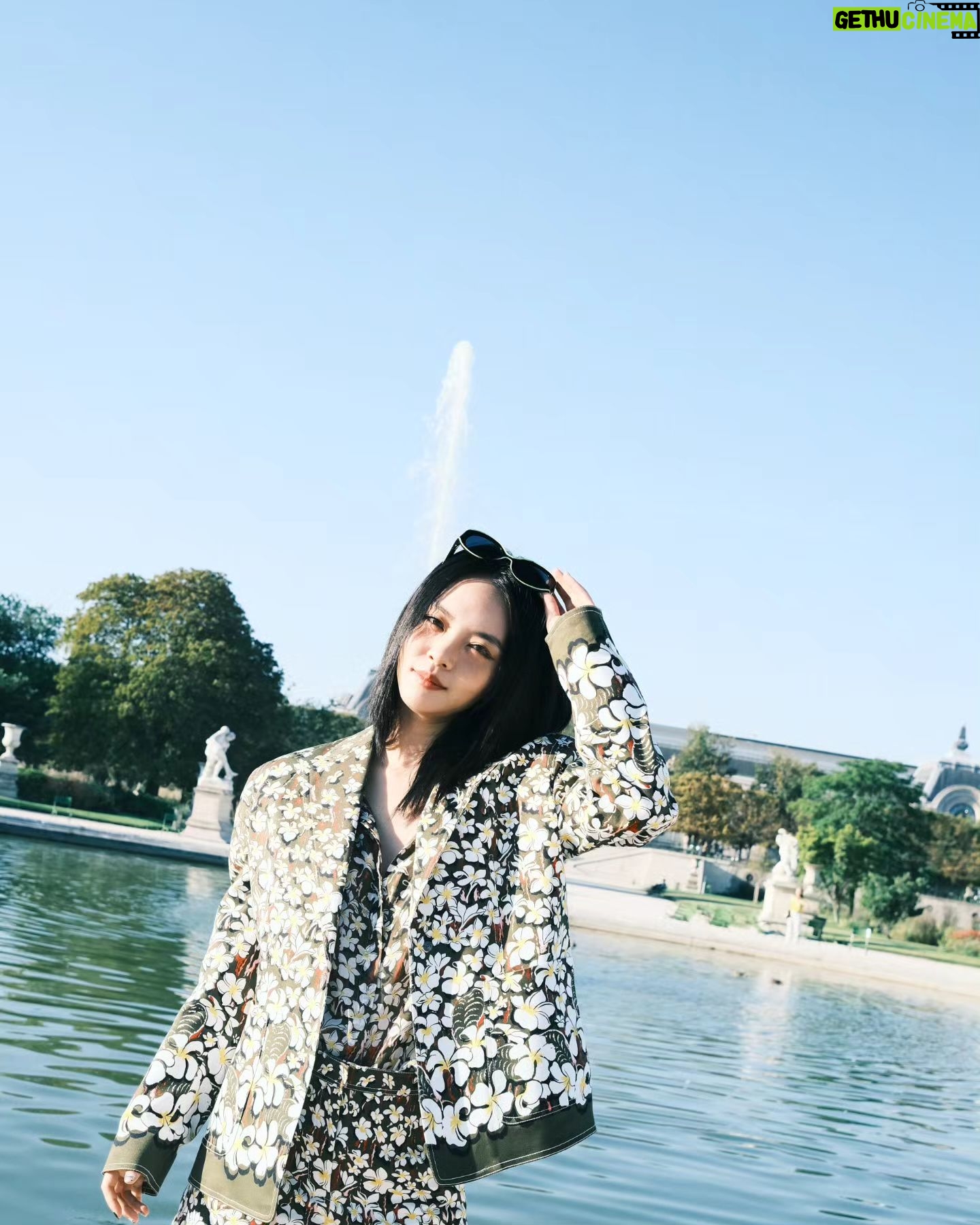 Chantalle Ng Instagram - BONJOUR FROM PARIS! Thank you for having me on your cover @nuyousingapore @terencewhatever ❤️ Photo @chuck.reyes Styling @donsonc Hair and Makeup @kimxbby__ Wearing @longchamp Text 王莉雁 Managed by @the_celebrityagency @ashleymjchen @jacindahoon