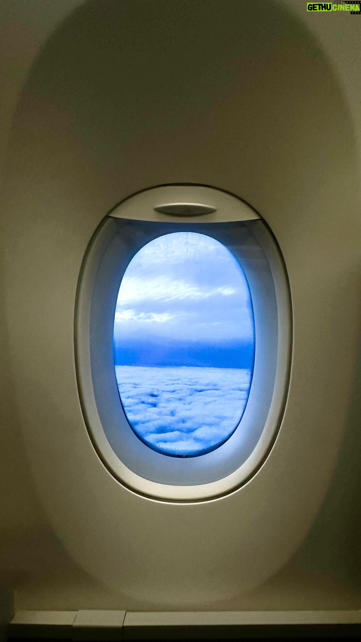 Charlène Le Mer Instagram - La tête dans les nuages grâce @vietnamairlines_france ☁️ Quel plaisir et surtout quel confort de voyager en business class ! Une première pour moi et comme beaucoup d’entres-vous me l’ont dit : on y prend vite goût 😅 Tout était parfait, la nourriture, le service, le personnel… de loin le meilleur vol que j’ai pu faire ! D’ailleurs les films sont assez sympas…( voir à la 16e secondes 🤭) #travel #vietnam Publicité