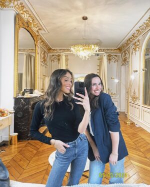 Charlène Le Mer Instagram - C’est normal de stresser autant à 2 mois et demi du fameux jour J ? 💒🫨
Et puis toutes ces questions qu’on se pose : Est-ce que la robe va lui plaire ? Est-ce que j’ai fait le bon choix ? Est-ce que ça va plaire ? ( même si le principal est de se plaire à soi-même 🫶🏻) 
J’ai passé une merveilleuse journée chez @lamarieecapricieuse, merci pour tes mots, ton temps ma Nada, ces essayages étaient encore une fois .. incroyables ! 🥹 ( Les photos n’ont strictement rien à voir , c’est un kimono que je porte haha 🤓)
Et on est également s’y bien accompagné par notre wedding planner @melissawilpotte et heureusement qu’elle est là 🤍

#tictactictac #wedding