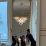 Charlène Le Mer Instagram - C’est normal de stresser autant à 2 mois et demi du fameux jour J ? 💒🫨 Et puis toutes ces questions qu’on se pose : Est-ce que la robe va lui plaire ? Est-ce que j’ai fait le bon choix ? Est-ce que ça va plaire ? ( même si le principal est de se plaire à soi-même 🫶🏻) J’ai passé une merveilleuse journée chez @lamarieecapricieuse, merci pour tes mots, ton temps ma Nada, ces essayages étaient encore une fois .. incroyables ! 🥹 ( Les photos n’ont strictement rien à voir , c’est un kimono que je porte haha 🤓) Et on est également s’y bien accompagné par notre wedding planner @melissawilpotte et heureusement qu’elle est là 🤍 #tictactictac #wedding