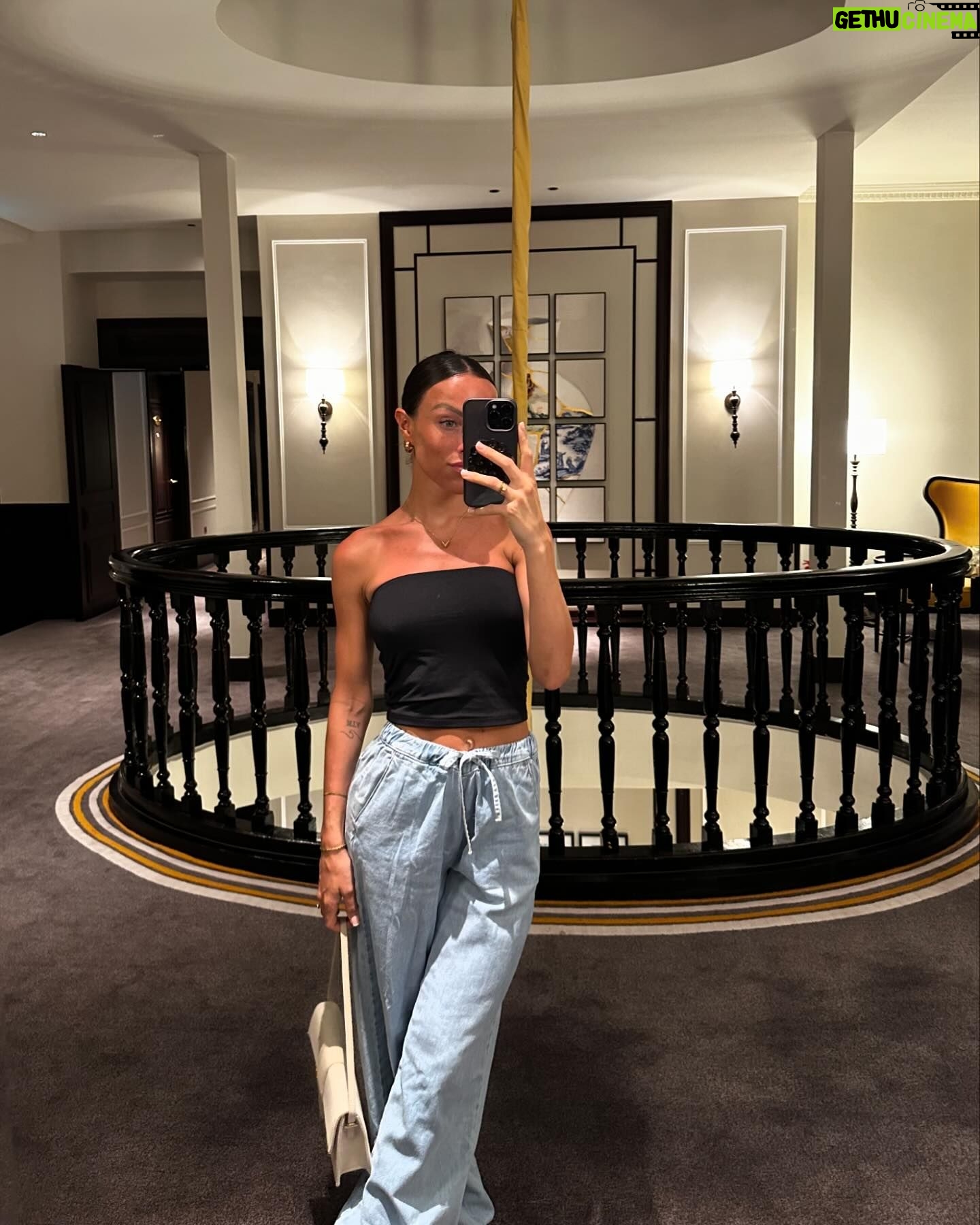 Charlène Le Mer Instagram - Comme un dimanche 🤍 ( ou pas 😂 photos pas du tout contractuelles, voir photo 6)