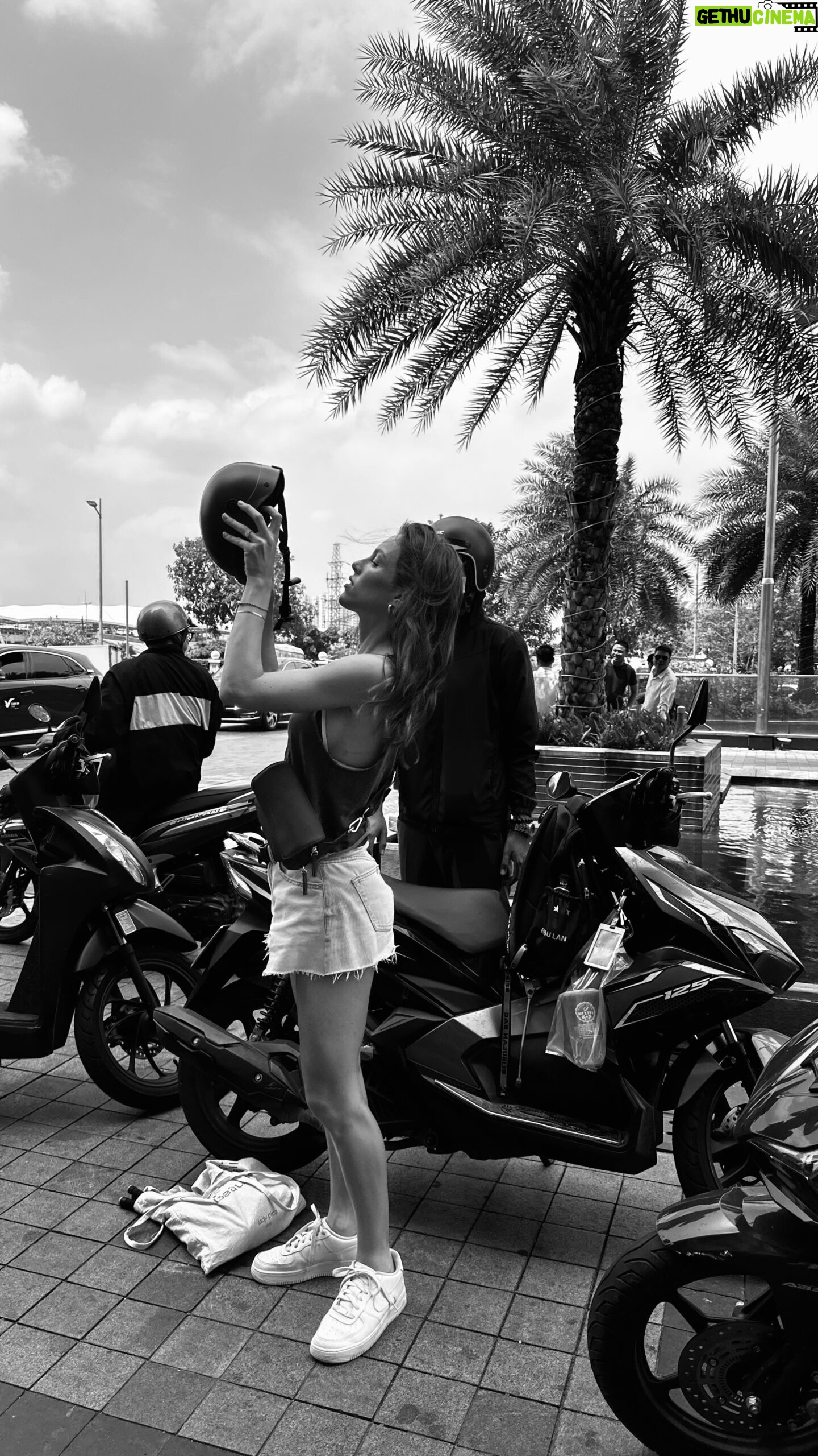 Charlène Le Mer Instagram - Découvrir Ho Chi Minh en scooter grâce à @vietnamairlines_france ✔️ Une journée riche en découverte, c’était génial ! La circulation ici c’est quelque chose, il ne faut pas avoir peur 😅 Demain direction…✈️🏝️☀️ Publicité
