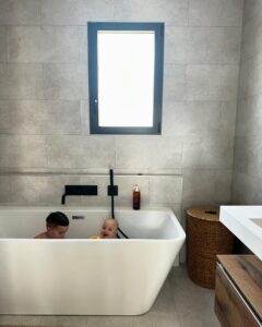 Charlène Le Mer Instagram - Bonheur 🤍 1- Des enfants heureux dans leur nouvelle salle de bain ( une petite tête d’amour ) 2- Ma beauté qui grandit beaucoup trop vite 3- Ma tornade 4- Eux 🥹 5- La campagne c’est fatiguant 💤 6- L’amour est dans le champ