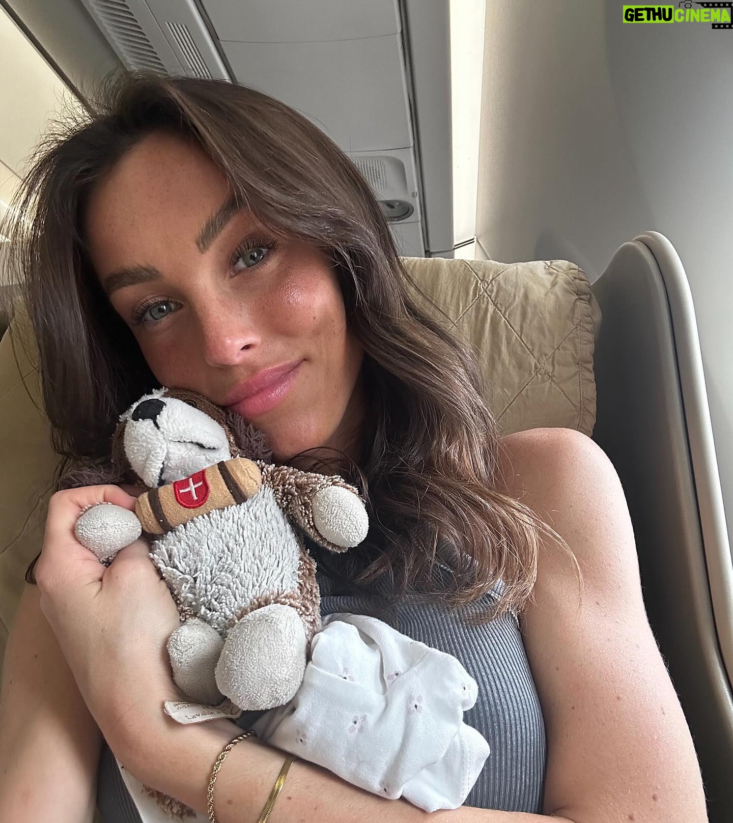 Charlène Le Mer Instagram - Finally… VIETNAM 🥹🇻🇳 Un voyage que je ne suis pas prête d’oublier et ce n’est que le début, j’ai hâte de partager avec vous ce séjour ! Comme je vous disais c’est une première pour moi de partir aussi loin de mes enfants mais également de Benoît.. mais c’est un voyage que je compte vivre pleinement et qui je sais me fera du bien 🙏🏻 Je suis partie avec @vietnamairlines_france, une très belle compagnie sur laquelle j’ai pu vivre ma première expérience en business class et…quel confort ! 🥹 1 - It’s real ? 😍 2 - L’abus d’alcool est dangereux pour la santé, à consommer avec modération 🥂 3 - Mes bébés avec moi, même dans l’avion 4 - On commence par une petite entrée 5 - Le plat 🤌🏻 6 - Pas plus haut que le verre svp 🤓 7 - Doudou en voyage 8 - Moi qui teste la position lit 9 - Quand tu dois faire un choix 10 - Plats 37393749 11 - Je confirme, on est bien arrivé au Vietnam 🛵 Publicité