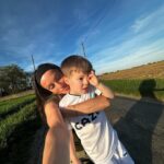 Charlène Le Mer Instagram - Bonheur 🤍 1- Des enfants heureux dans leur nouvelle salle de bain ( une petite tête d’amour ) 2- Ma beauté qui grandit beaucoup trop vite 3- Ma tornade 4- Eux 🥹 5- La campagne c’est fatiguant 💤 6- L’amour est dans le champ