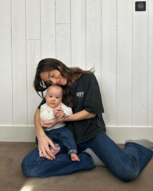 Charlène Le Mer Instagram - Une première pour moi de partir aussi loin d’eux et aussi longtemps… mais je suis fière de le faire, d’avoir saisi cette opportunité 🥹 
Mes amours, je vous aime 🤍

«  Quoi que vous puissiez vivre, vivez-le tout simplement comme une expérience destinée à vous apporter une initiation, un plus vers la connaissance et vers la découverte de vous-même » 
Hâte de partager ce voyage avec vous 🫶🏻