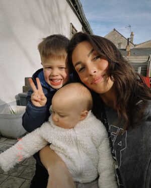 Charlène Le Mer Instagram - Une première pour moi de partir aussi loin d’eux et aussi longtemps… mais je suis fière de le faire, d’avoir saisi cette opportunité 🥹 
Mes amours, je vous aime 🤍

«  Quoi que vous puissiez vivre, vivez-le tout simplement comme une expérience destinée à vous apporter une initiation, un plus vers la connaissance et vers la découverte de vous-même » 
Hâte de partager ce voyage avec vous 🫶🏻