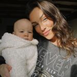 Charlène Le Mer Instagram – Une première pour moi de partir aussi loin d’eux et aussi longtemps… mais je suis fière de le faire, d’avoir saisi cette opportunité 🥹
Mes amours, je vous aime 🤍
« Quoi que vous puissiez vivre, vivez-le tout simplement comme une expérience destinée à vous apporter une initiation, un plus vers la connaissance et vers la découverte de vous-même »
Hâte de partager ce voyage avec vous 🫶🏻