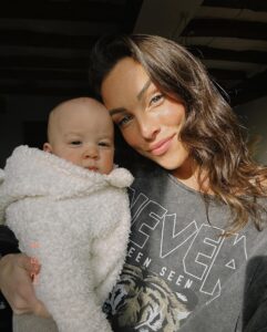 Charlène Le Mer Instagram - Une première pour moi de partir aussi loin d’eux et aussi longtemps… mais je suis fière de le faire, d’avoir saisi cette opportunité 🥹 Mes amours, je vous aime 🤍 «  Quoi que vous puissiez vivre, vivez-le tout simplement comme une expérience destinée à vous apporter une initiation, un plus vers la connaissance et vers la découverte de vous-même » Hâte de partager ce voyage avec vous 🫶🏻