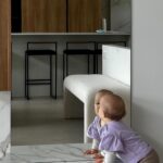 Charlène Le Mer Instagram - Alba porte les couches Pampers Premium Protection depuis sa naissance. ✨ Elles sont devenues notre meilleur allié en tant que parents !Elles offrent le meilleur de l’innovation Pampers : une double protection pour la peau, grâce au voile DermaConfort qui éloigne l’humidité tout en douceur, mais aussi contre les fuites avec la toute nouvelle poche Stop & Protect située l’arrière de la couche. Résultat : Aucune fuite et surtout un confort optimal pour Alba ! Une expertise approuvée par Benoît et moi (et surtout par mademoiselle Alba ✨) Merci @pampers_france, quel savoir-faire ou devrais-je dire « savoir-fesse » ? 🤓 Collaboration commerciale rémunérée