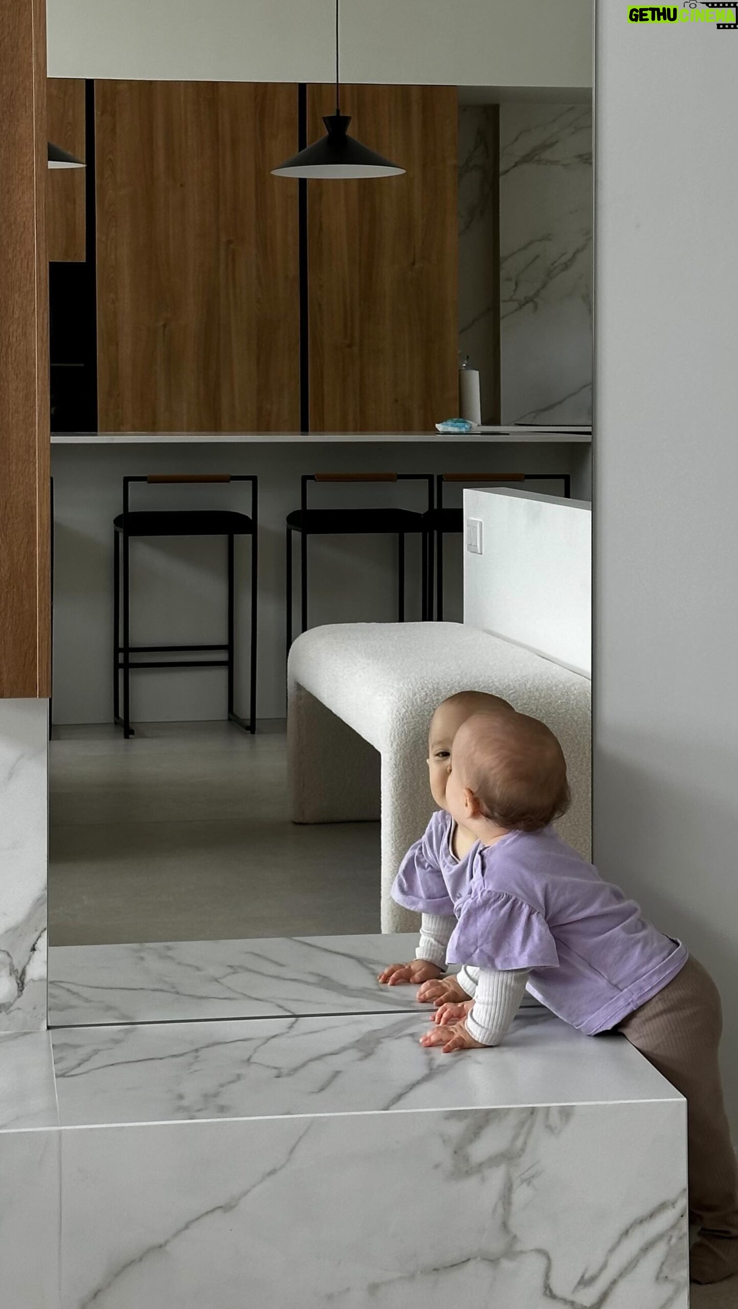 Charlène Le Mer Instagram - Alba porte les couches Pampers Premium Protection depuis sa naissance. ✨ Elles sont devenues notre meilleur allié en tant que parents !Elles offrent le meilleur de l’innovation Pampers : une double protection pour la peau, grâce au voile DermaConfort qui éloigne l’humidité tout en douceur, mais aussi contre les fuites avec la toute nouvelle poche Stop & Protect située l’arrière de la couche. Résultat : Aucune fuite et surtout un confort optimal pour Alba ! Une expertise approuvée par Benoît et moi (et surtout par mademoiselle Alba ✨) Merci @pampers_france, quel savoir-faire ou devrais-je dire « savoir-fesse » ? 🤓 Collaboration commerciale rémunérée