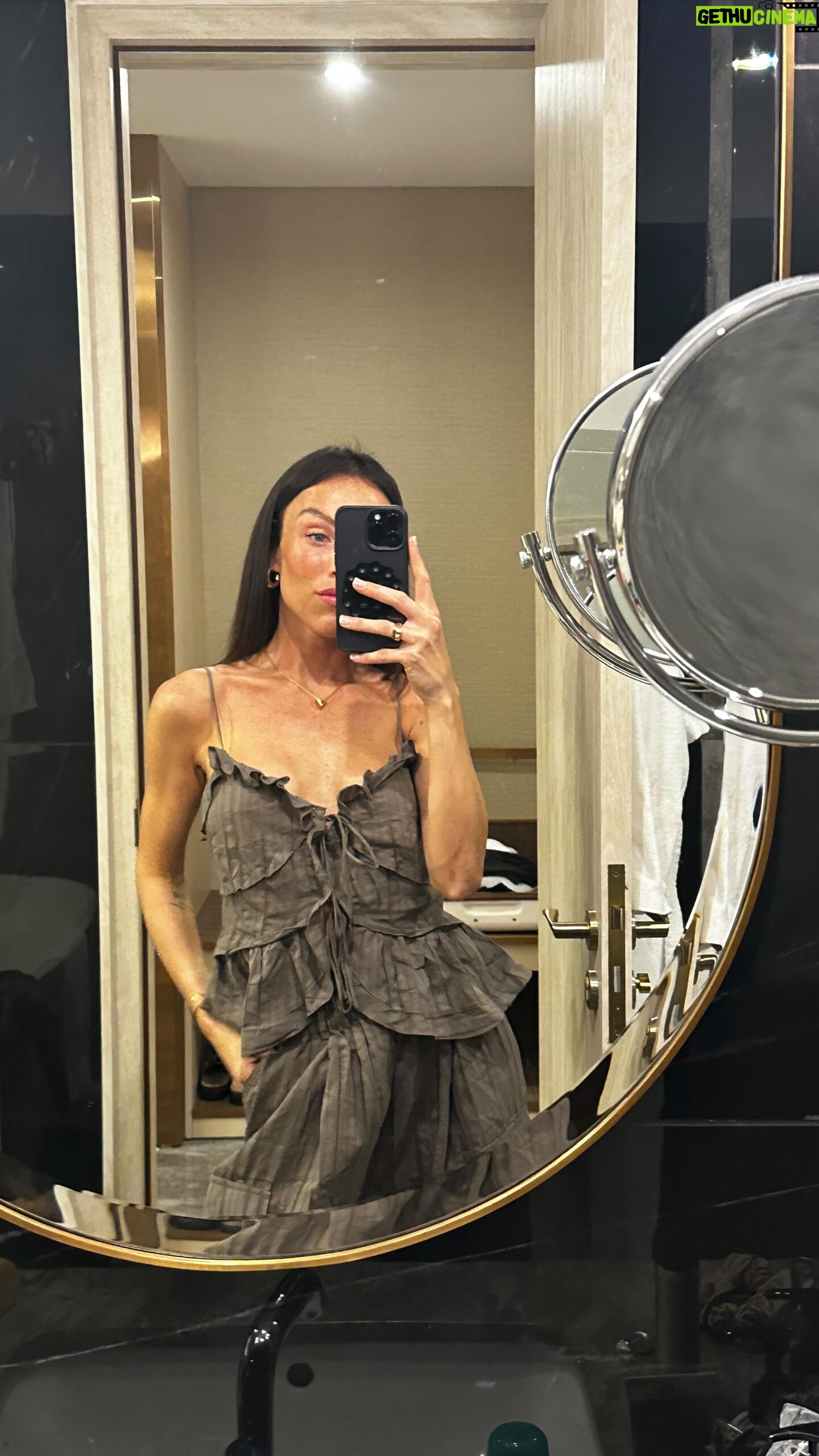 Charlène Le Mer Instagram - Ce baume hydratant CICABIAFINE est juste… 😍 Une texture non grasse, une hydratation de 72h et une sensation de douceur dès la première application !! C’est un sans faute encore une fois 🤍 #monrituelcicabiafine #CICABIAFINE Collaboration commerciale