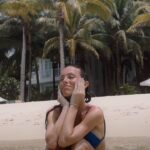 Charlène Le Mer Instagram - Sur la plage abandonnée…🐚☀️