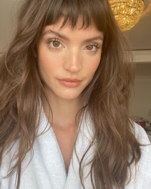 Charlbi Dean Instagram - You're grinning like a Friday night
And you're smiling like
You know what you like

@diorbeauty #diorriviera 
🤍🤍🤍🤍