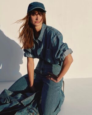 Charlbi Dean Instagram - Lost in the sauce 〰️
@madewell #ad
@cassblackbird