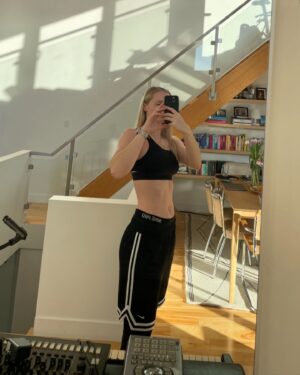 Charlotte Day Wilson Instagram - Boop lift weights make music