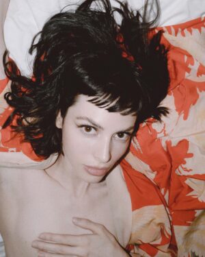 Charlotte Kemp Muhl Instagram - Feral cat captured by @kat_in_nyc 📸 🐈‍⬛ 

@riadazarhair 
@angieparkerbeauty 
@darinburch