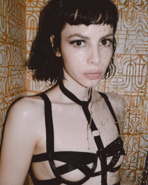 Charlotte Kemp Muhl Instagram - Feral cat captured by @kat_in_nyc 📸 🐈‍⬛ 

@riadazarhair 
@angieparkerbeauty 
@darinburch