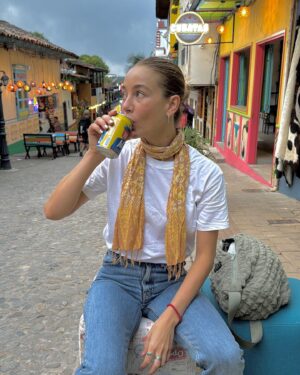 Charlotte Vega Instagram - Guatapé y sus colores 💐