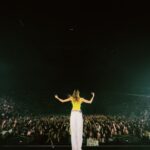 Charlotte Cardin Instagram - MONTREAL NIGHT 3. Mon coeur explose. Last hometown arena show tonight, je voudrais ralentir le temps pour être avec vous à l’infini ♾️💛