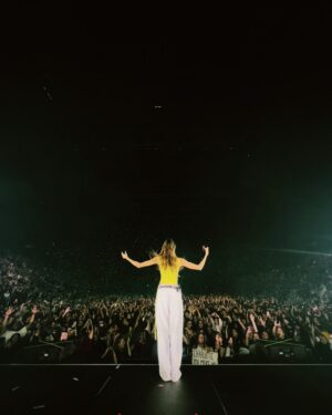 Charlotte Cardin Instagram - MONTREAL NIGHT 3. Mon coeur explose. Last hometown arena show tonight, je voudrais ralentir le temps pour être avec vous à l’infini ♾️💛