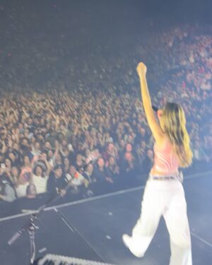 Charlotte Cardin Instagram - MONTREAL NIGHT 1. Je retiens encore mes larmes, je n’oublierai jamais ce moment avec vous. À ce soir :,)