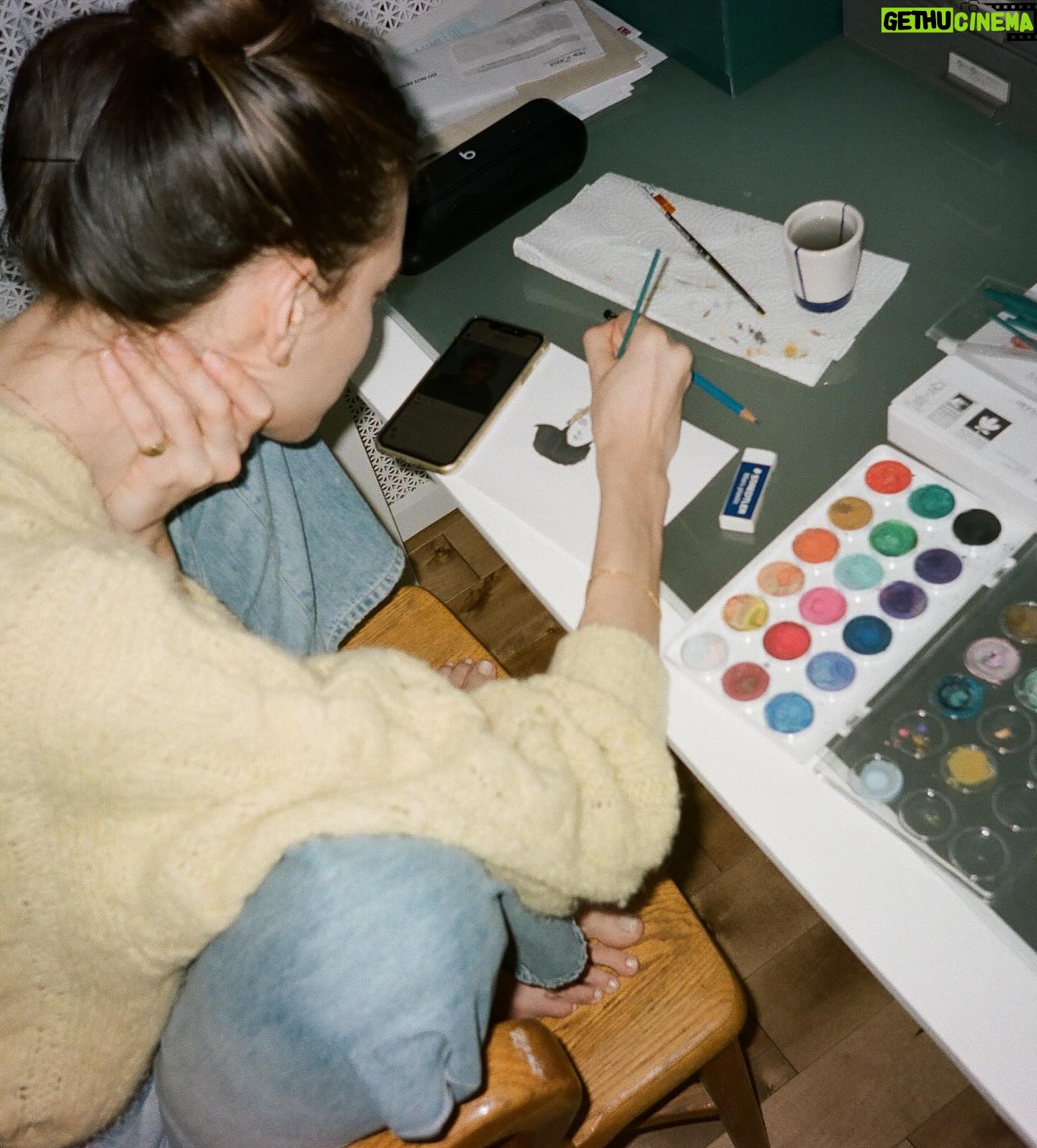 Charlotte Cardin Instagram - Je peins des aquarelles comme hobby depuis quelques années. Quand mon filleul Auguste est né, j’ai eu l’idée de lui faire un abécédaire avec mes peintures pour le moment où il apprendrait à lire. Pendant deux ans, à temps perdu, je me suis amusée à travailler sur ce projet. Et lui ai offert cette toile il y a quelques mois. J’ai trouvé le résultat joli et j’ai donc décidé de faire imprimer sur toile canva une quantité limitée de copies (numérotées et signées) de L’Abécédaire d’Auguste, en levée de fonds pour l’Hôpital de Montréal pour enfants, pour lequel je suis ambassadrice depuis quelques années. 100% des sous amassés iront à la @fondationduchildren Détails en bio 🐞 I’ve been painting water colors as a hobby for the last few years. When my nephew Auguste was born, I had the idea of making him an alphabet book with my paintings for when he would be old enough to learn to read. So for a couple of years, I would work on this project whenever I had the time. And I gave him this painting a few months ago. I thought the final result was pretty and I decided to have a limited quantity of signed and numbered copies of L’Abécedaire d’Auguste printed on canvas to collect funds for the Montreal Children’s hospital, for which I have been an ambassador for a few years now. 100% of the money collected will be going directly to the Children’s hospital foundation. Details in bio 🐞