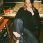 Charlotte Cardin Instagram - mon mini EP ‘Une semaine à Paris’ sort vendredi. et parlant de passer une semaine à Paris, le concert à l’Olympia approche et je reçois beaucoup de messages de gens qui n’ont pas pu avoir leur place avant que ce soit sold out. donccccc voici votre chance: taggez ici la personne avec qui vous aimeriez venir et je vais faire tirer une paire de billets💘 best of luck!!!!