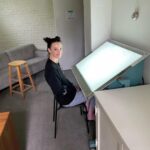 Charlotte Le Bon Instagram – J’ai une nouvelle table lumineuse et j’ai l’air, à la fois, punie et heureuse.