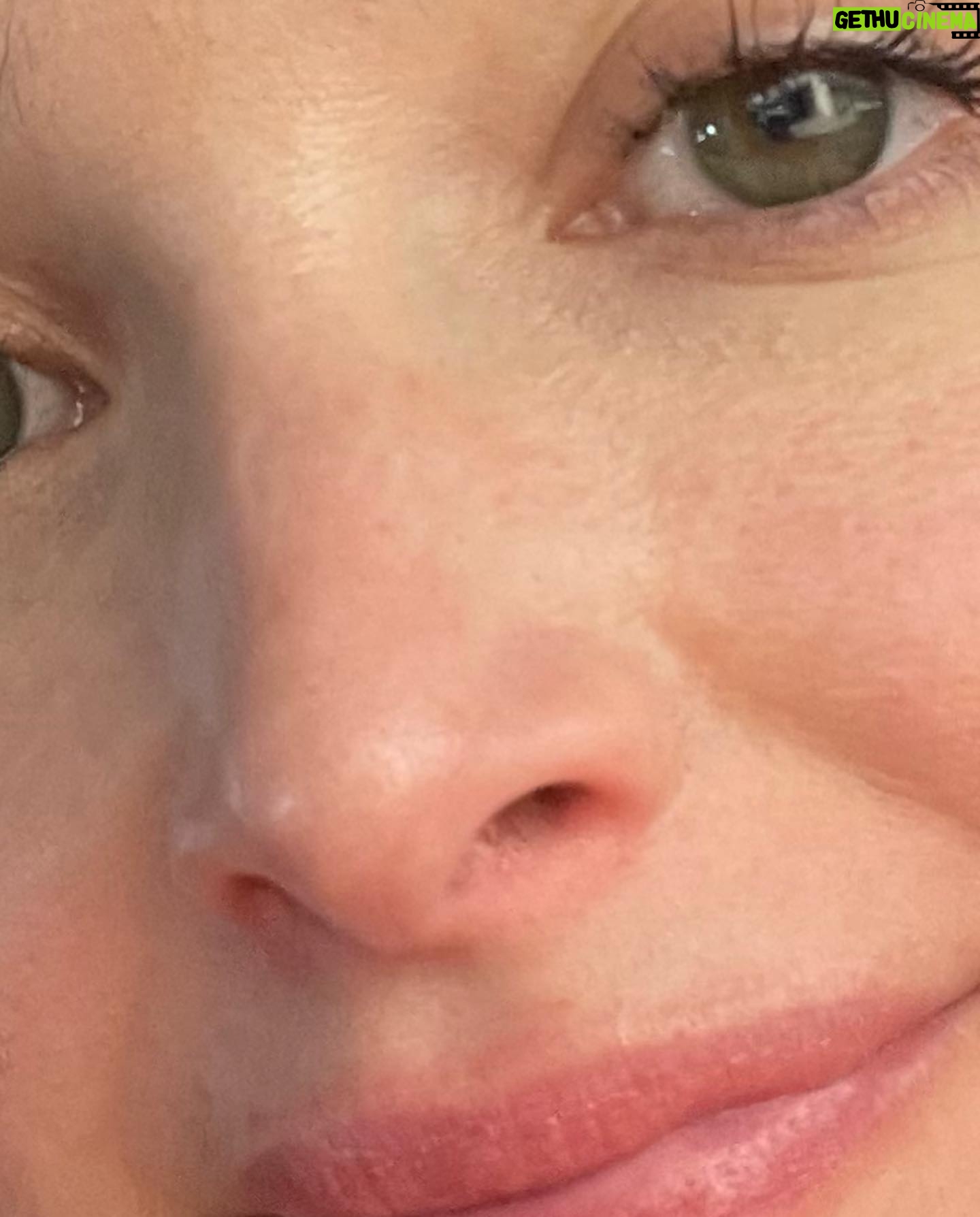 Charlotte Le Bon Instagram - @kering_official m’a demandé d’illustrer, par une injonction simple et ludique, la nécessité mais aussi l’absurdité du concept même de la journée de la femme. J’ai choisi des formes, une touche et un support imparfaits, à l’image de ce combat fragile qu’est encore celui des droits des femmes à travers le monde. Les couleurs me rappellent la chair et la Terre. Tout ça avec l’aide des maîtres @idemparis ❤️🔥