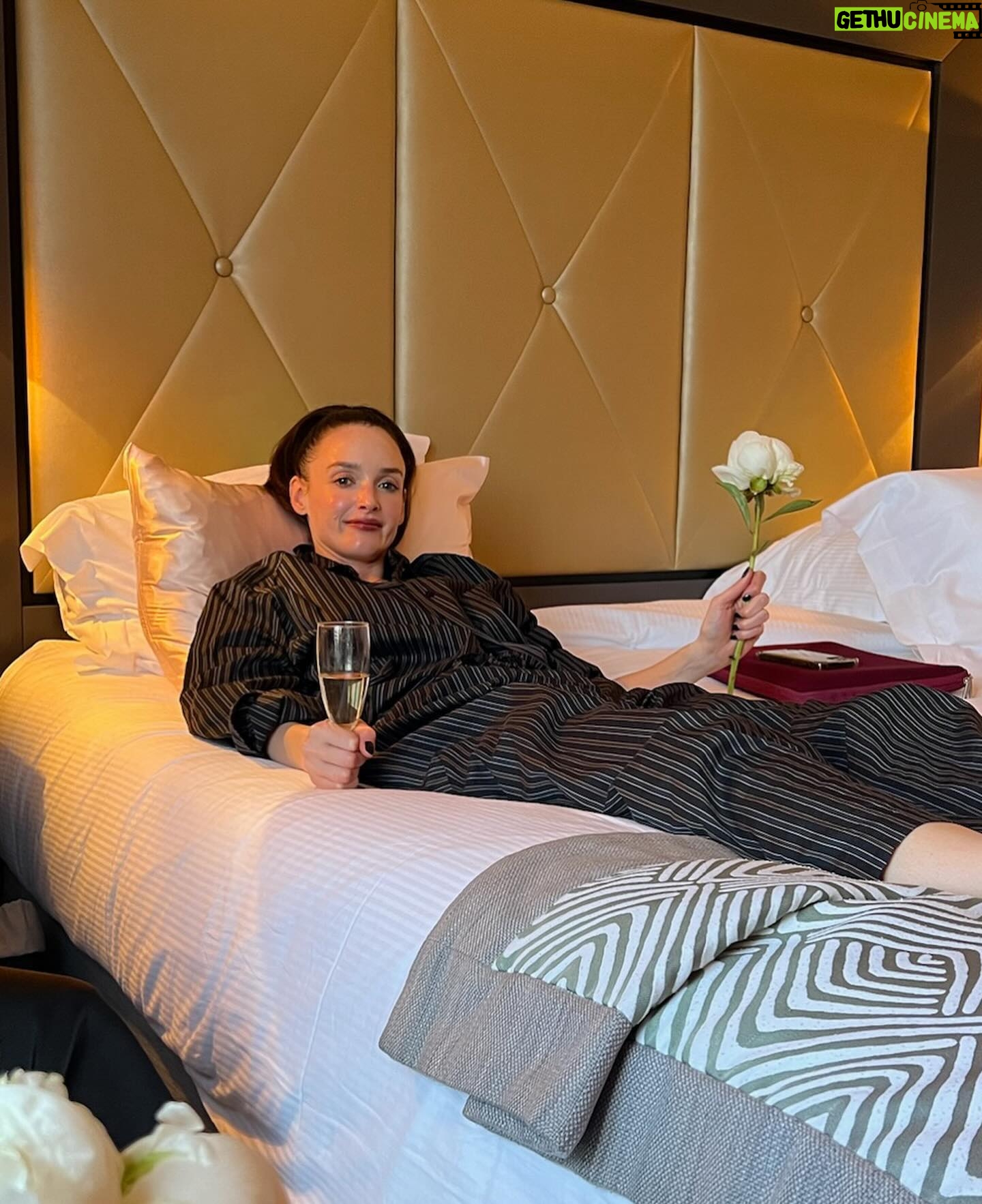 Charlotte Le Bon - 8.8K Likes - Cannes étincelant ✨ Grâce à mon @celinesallette magique et son NIKI en 🔥 de joie
Si hâte à la suite ❤️🔥