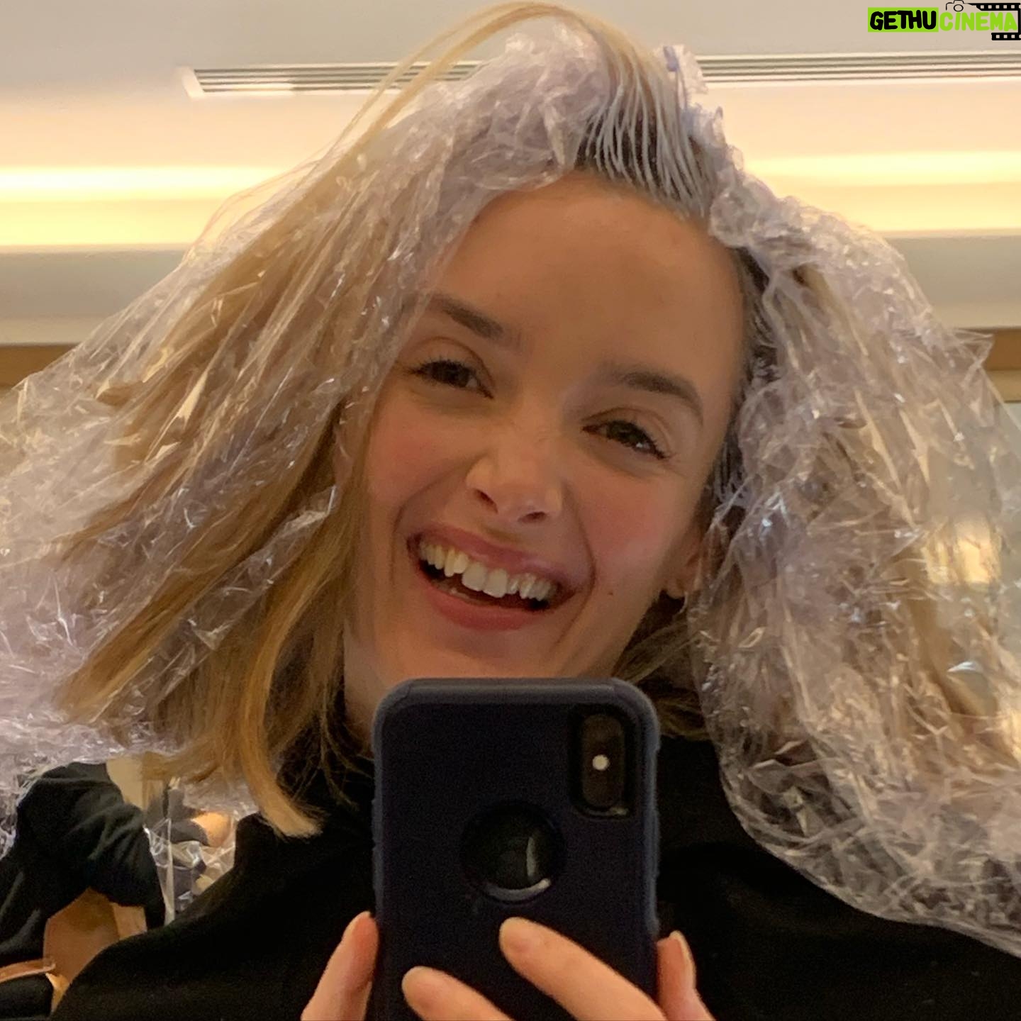 Charlotte Le Bon - 8.5K Likes - CHEYENNE & LOLA commence DEMAIN à 20h40 sur @ocstv et on en a bien bavé pour faire la meilleure série possible, à base de folles rencontres, bien sûr, mais aussi de décoloration, d’éruption cutanée, de fatigue, de brushings, de faux sang, de vraies ecchymoses, de traversées nocturnes de la mer du Nord (angoisse), de froid et de lapins mignons.
J’espère de tout coeur que ça vous plaira 🖤
@cheyenne_et_lola
@lincolnprodtv