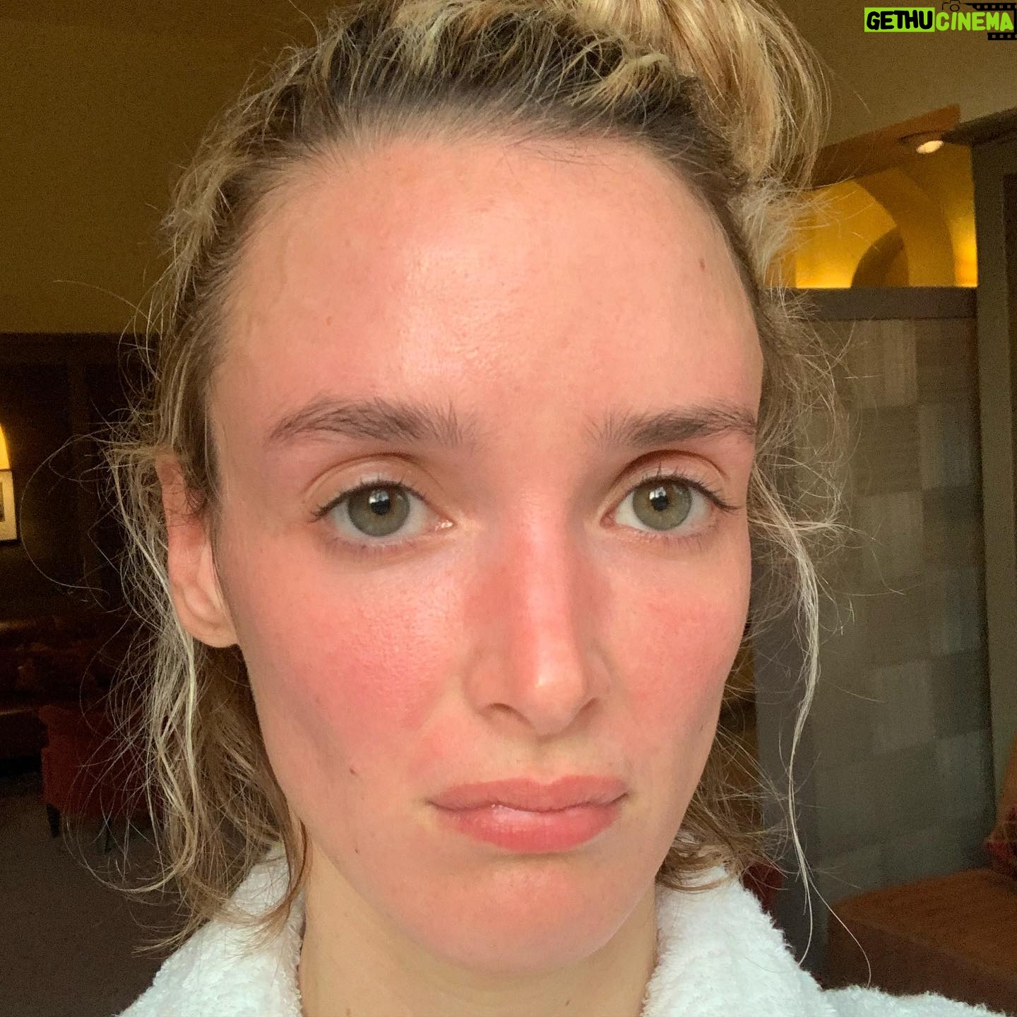 Charlotte Le Bon - 8.5K Likes - CHEYENNE & LOLA commence DEMAIN à 20h40 sur @ocstv et on en a bien bavé pour faire la meilleure série possible, à base de folles rencontres, bien sûr, mais aussi de décoloration, d’éruption cutanée, de fatigue, de brushings, de faux sang, de vraies ecchymoses, de traversées nocturnes de la mer du Nord (angoisse), de froid et de lapins mignons.
J’espère de tout coeur que ça vous plaira 🖤
@cheyenne_et_lola
@lincolnprodtv