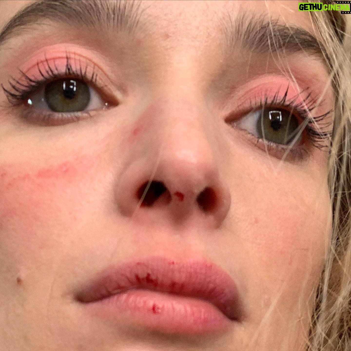 Charlotte Le Bon - 8.5K Likes - CHEYENNE & LOLA commence DEMAIN à 20h40 sur @ocstv et on en a bien bavé pour faire la meilleure série possible, à base de folles rencontres, bien sûr, mais aussi de décoloration, d’éruption cutanée, de fatigue, de brushings, de faux sang, de vraies ecchymoses, de traversées nocturnes de la mer du Nord (angoisse), de froid et de lapins mignons.
J’espère de tout coeur que ça vous plaira 🖤
@cheyenne_et_lola
@lincolnprodtv