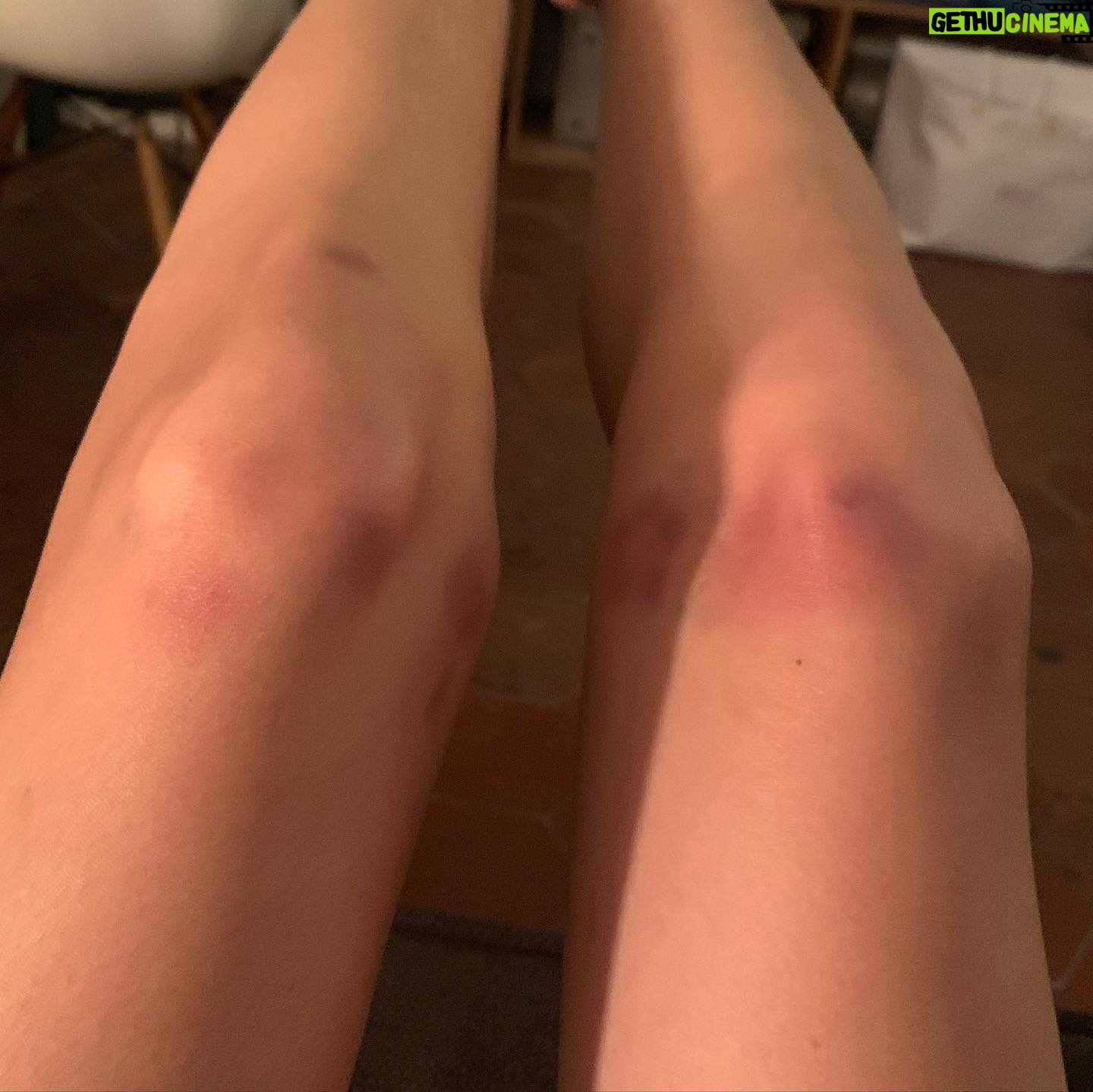 Charlotte Le Bon - 8.5K Likes - CHEYENNE & LOLA commence DEMAIN à 20h40 sur @ocstv et on en a bien bavé pour faire la meilleure série possible, à base de folles rencontres, bien sûr, mais aussi de décoloration, d’éruption cutanée, de fatigue, de brushings, de faux sang, de vraies ecchymoses, de traversées nocturnes de la mer du Nord (angoisse), de froid et de lapins mignons.
J’espère de tout coeur que ça vous plaira 🖤
@cheyenne_et_lola
@lincolnprodtv