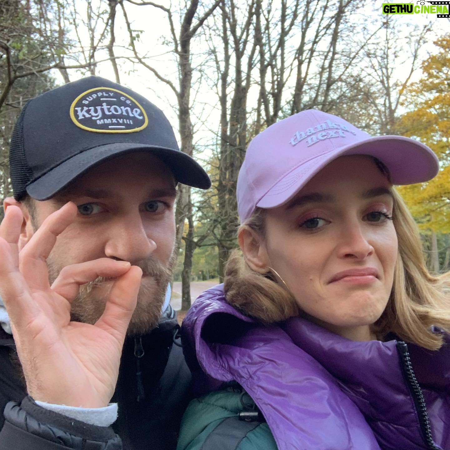 Charlotte Le Bon - 8.5K Likes - CHEYENNE & LOLA commence DEMAIN à 20h40 sur @ocstv et on en a bien bavé pour faire la meilleure série possible, à base de folles rencontres, bien sûr, mais aussi de décoloration, d’éruption cutanée, de fatigue, de brushings, de faux sang, de vraies ecchymoses, de traversées nocturnes de la mer du Nord (angoisse), de froid et de lapins mignons.
J’espère de tout coeur que ça vous plaira 🖤
@cheyenne_et_lola
@lincolnprodtv