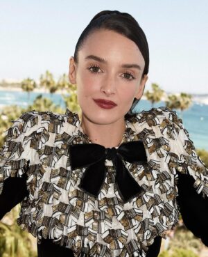 Charlotte Le Bon Instagram - Cannes étincelant ✨ Grâce à mon @celinesallette magique et son NIKI en 🔥 de joie
Si hâte à la suite ❤️‍🔥