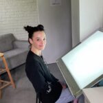 Charlotte Le Bon Instagram – J’ai une nouvelle table lumineuse et j’ai l’air, à la fois, punie et heureuse.