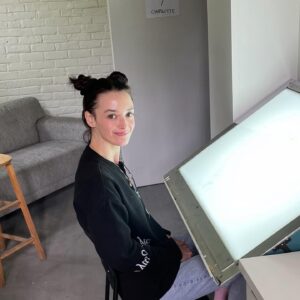 Charlotte Le Bon Instagram - J’ai une nouvelle table lumineuse et j’ai l’air, à la fois, punie et heureuse.