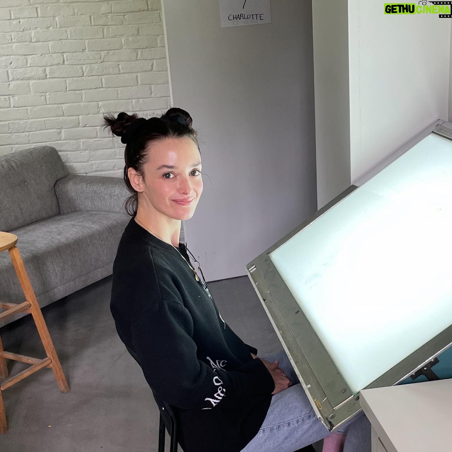 Charlotte Le Bon - 17.1K Likes - J’ai une nouvelle table lumineuse et j’ai l’air, à la fois, punie et heureuse.